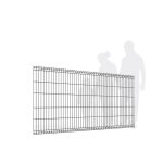 En Panelhegn 3D 4/4mm - Pulverlakeret Metal RAL 9005 Sort står i forgrunden med silhuetfigurerne af to personer, den ene lidt kortere end den anden, synlig i baggrunden. Den højere figur vender fremad, mens den kortere ser ud til at pege eller gestikulere. Baggrunden er hvid.