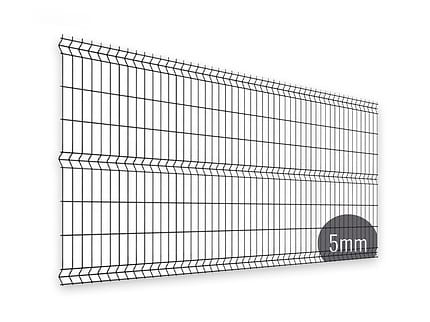 En 3D-illustration af et rektangulært trådhegn, mærket "Panelhegn 3D 5/5mm - HF PREMIUM Pulverlakeret Sort RAL 9005", der viser et gittermønster. Trådene danner kvadratiske og rektangulære former, hvor etiketten fremhæver tykkelsen af den sorte ledning i nederste højre hjørne. Baggrunden er hvid.