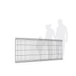 Et trådnet hegn, identificeret som Panelhegn 3D i RAL 9005 Sort, vises på en hvid baggrund. Til højre giver silhuetter af en familie på tre en klar sammenligning for højden af dette pulverlakerede metalhegn.