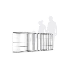 Et trådnet hegn, identificeret som Panelhegn 3D i RAL 9005 Sort, vises på en hvid baggrund. Til højre giver silhuetter af en familie på tre en klar sammenligning for højden af dette pulverlakerede metalhegn.