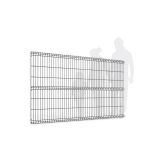 En sektion af pulverlakeret metalhegn, malet i RAL 9005 Sort, med et lodret og vandret gittermønster er afbildet i forgrunden. I baggrunden understreger silhuetterne af en person og hund skalaen og brugen af dette minimalistiske Panelhegn 3D-design.