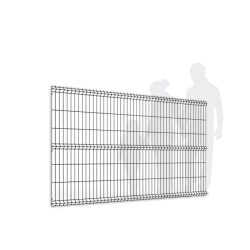 En sektion af pulverlakeret metalhegn, malet i RAL 9005 Sort, med et lodret og vandret gittermønster er afbildet i forgrunden. I baggrunden understreger silhuetterne af en person og hund skalaen og brugen af dette minimalistiske Panelhegn 3D-design.