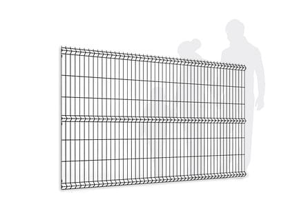 En sektion af pulverlakeret metalhegn, malet i RAL 9005 Sort, med et lodret og vandret gittermønster er afbildet i forgrunden. I baggrunden understreger silhuetterne af en person og hund skalaen og brugen af dette minimalistiske Panelhegn 3D-design.