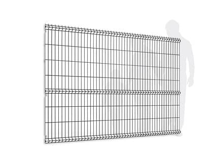 En stor Panelhegn står oprejst på en hvid baggrund, konstrueret af Pulverlakeret Metal i RAL 9005 Sort. Silhuetter af en person og en hund er synlige bag hegnet, hvilket indikerer den relative størrelse og højde af hegnet i forhold til dem.