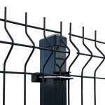 Nærbillede af et slankt "Metal Hegn 3D Panel HF-BUDGET SERIES" hegn i pulverlakeret sort, med lodrette stolper og bølgede vandrette stænger, med et robust beslag, der fastgør hegnet til stolpen.