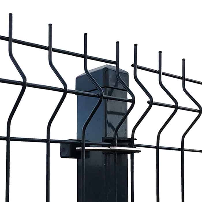 Nærbillede af et slankt "Metal Hegn 3D Panel HF-BUDGET SERIES" hegn i pulverlakeret sort, med lodrette stolper og bølgede vandrette stænger, med et robust beslag, der fastgør hegnet til stolpen.