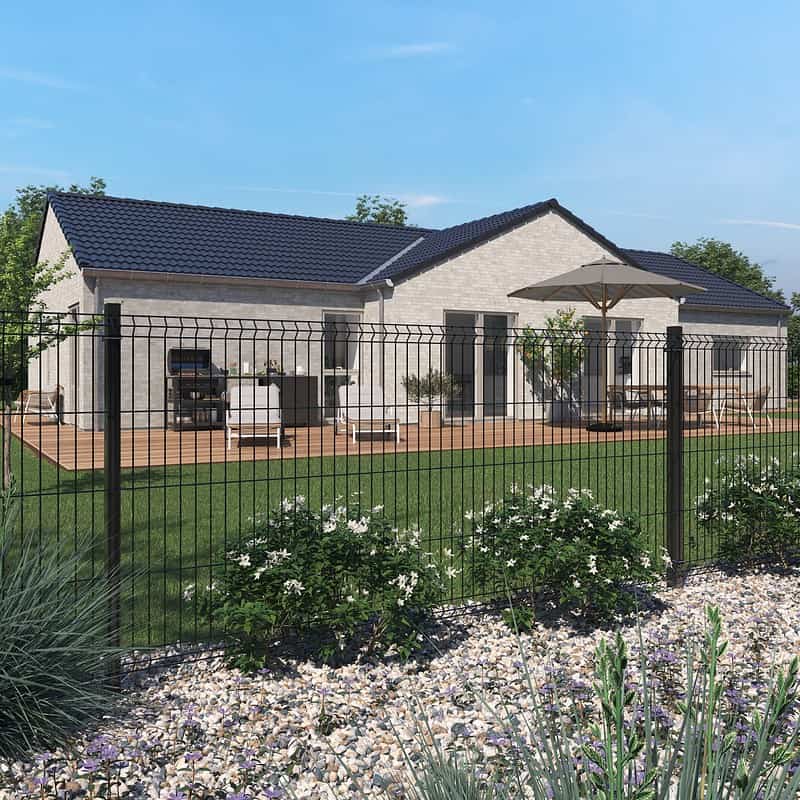 Et moderne etplanshus med lys beige ydervægge og mørkt spåntag. Huset har en rummelig træterrasse med udendørsmøbler og en paraply. En velholdt græsplæne med klippehave og Metal Hegn 3D Panel "HF-BUDGET SERIES" Inkl. Stålstolper & Beslag - Pulverlakeret Sort omkranser huset.