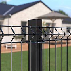 Detaljeret visning af et Metal Hegn 3D Panel "HF-BUDGET SERIES" Inkl. Stålstolper & Fittings i Pulverlakeret Sort, med et geometrisk design, med en velholdt græsplæne i forgrunden og et moderne et-plans hus med et stort dæk og udendørsmøbler i baggrunden. Den klare himmel indikerer, at det er en solskinsdag.