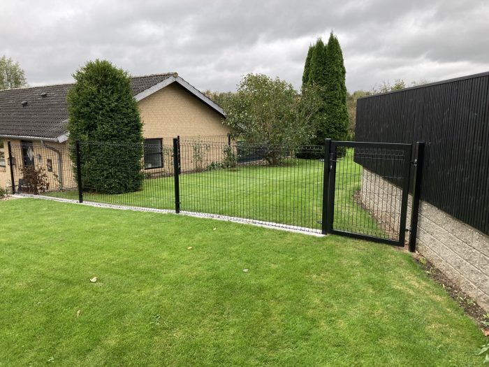 3D Panelhegn i pulverlakeret sort i en have.