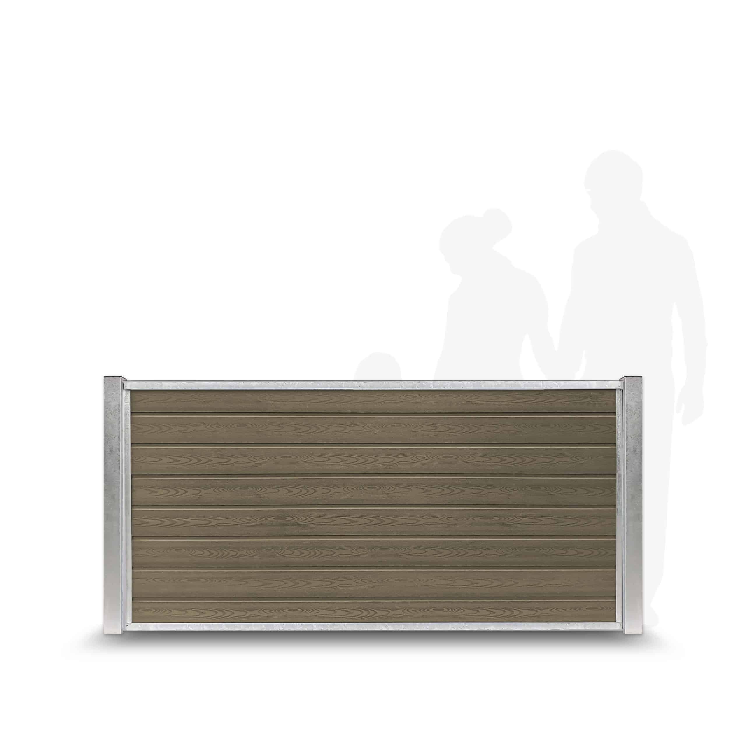 En stor, rektangulær udendørs privatskærm har mørke træpaneler indrammet af lyse metalliske kanter, muligvis understøttet af galvaniseret stålstolper. Svage silhuetter af to voksne og et barn står i baggrunden, hvilket giver en fornemmelse af skærmens imponerende størrelse. Baggrunden er hvid.