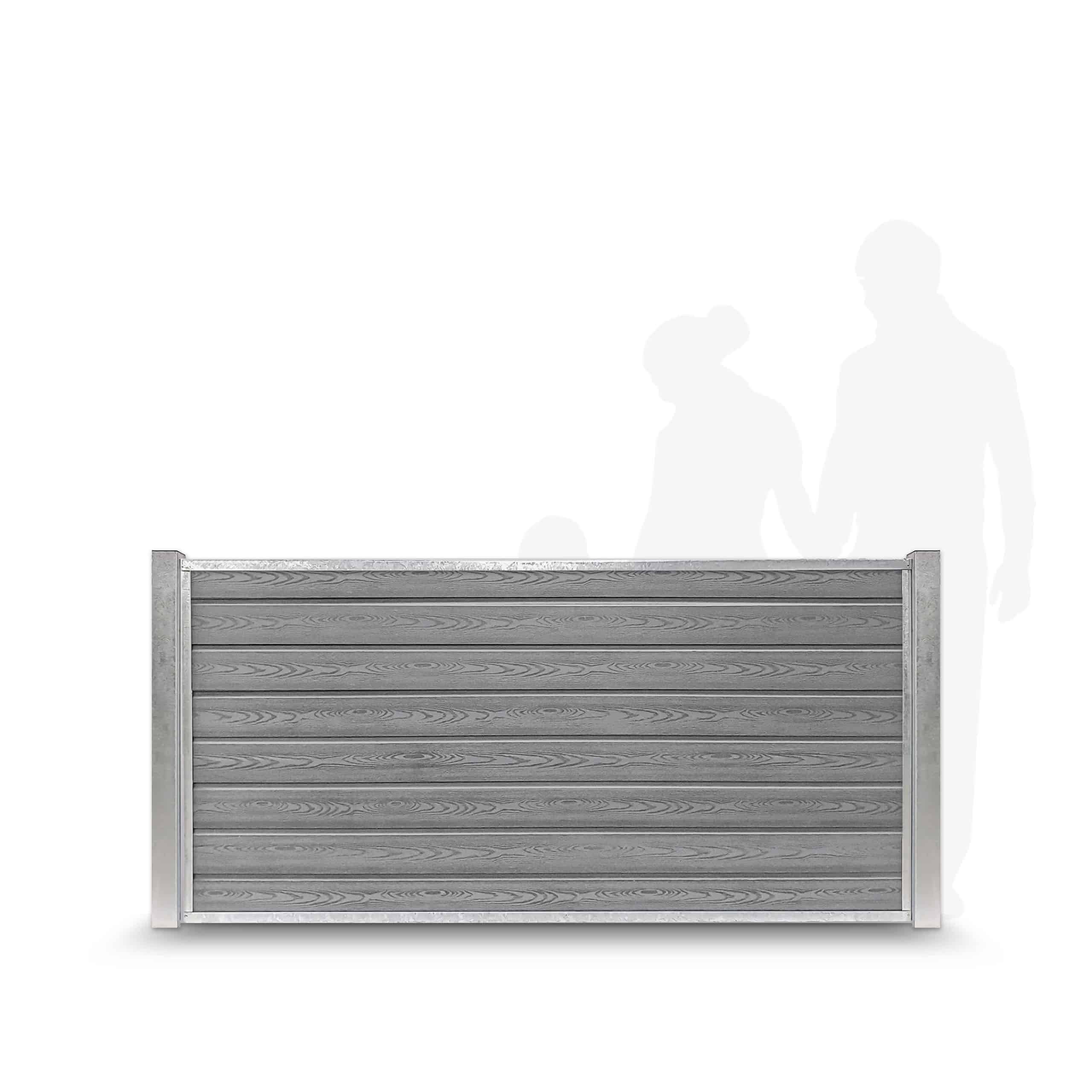 Et slankt, gråt, vandret plankehegn med sølv lodrette kanter og galvaniseret stålstolper. I baggrunden antyder svage silhuetter af to voksne og et barn panelets højde i forhold til gennemsnitlige menneskeskikkelser. Den overordnede æstetik er moderne og ren, typisk for Komposit Hegn-design.
