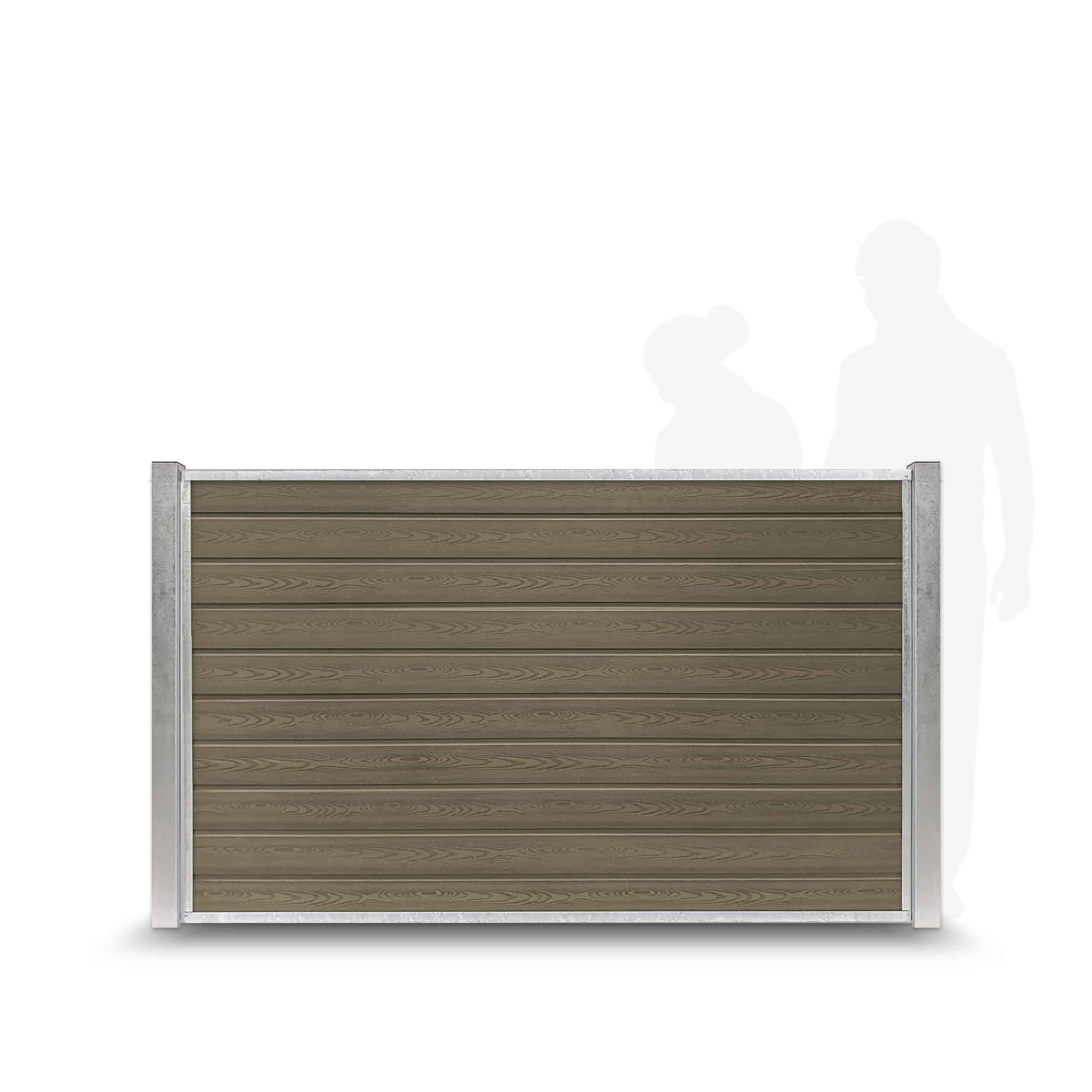 Et moderne vandret plankeværk i træ med galvaniseret stålstolper på hver side. To grå silhuetter af mennesker står bag hegnet for skala og fremhæver, at hegnet er omkring gennemsnitlig taljehøjde. Baggrunden er almindelig hvid.