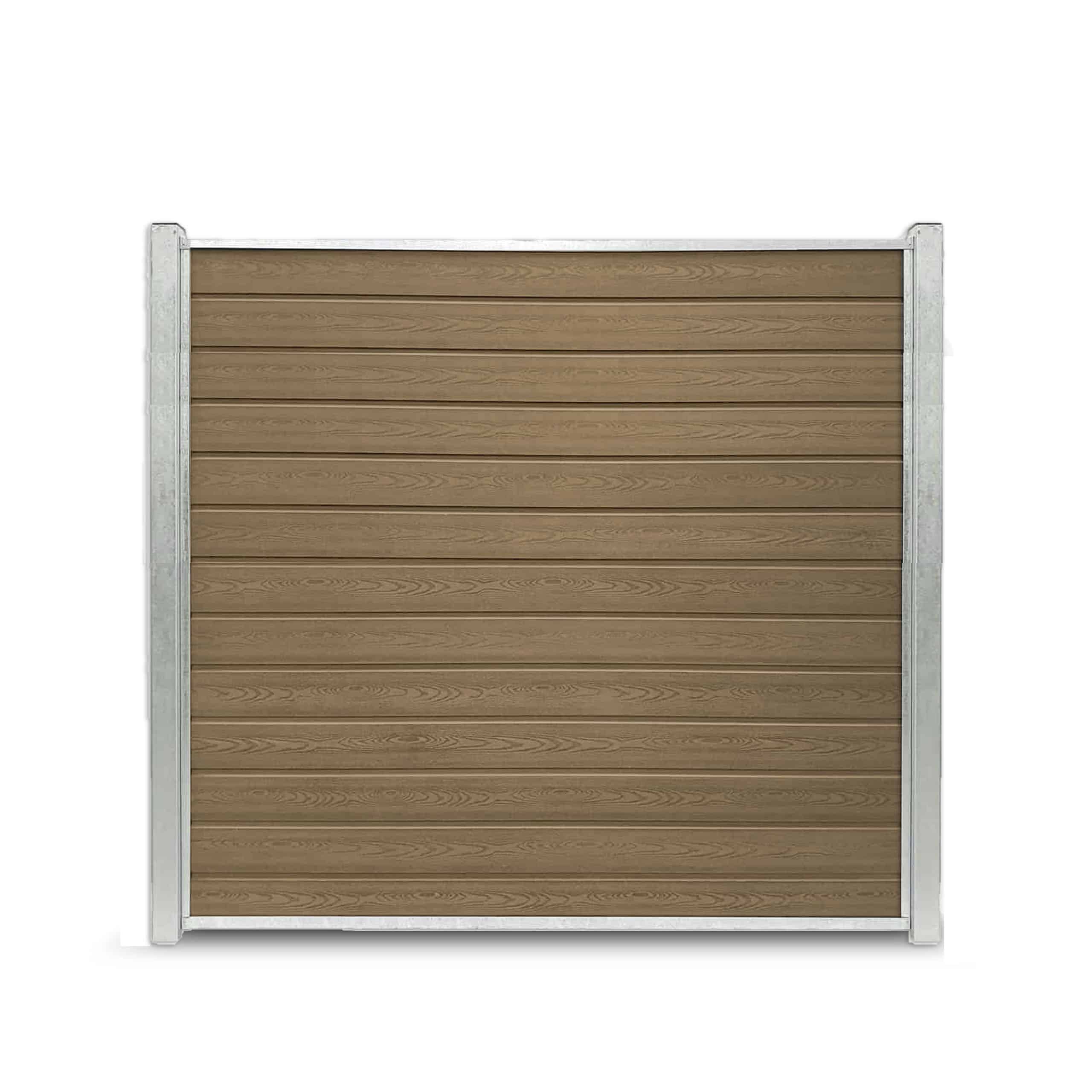 Et lodret rektangulært plankeværk af træ med et moderne design med vandrette Maghoni-planker. Kanterne er indrammet med galvaniseret stålstolper på begge sider, hvilket giver den et robust udseende. Træet har en naturlig brun finish med et synligt åremønster.