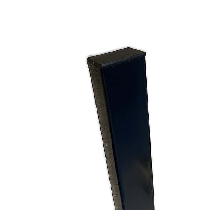 Nærbillede af en sort, rektangulær Stolpe Stål 60x40mm Pulverlakeret Sort RAL 9005 med flad top. Stolpen står lodret mod en almindelig hvid baggrund.