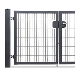 En sort dobbelt svingport med lodrette og vandrette metalstænger fås under produktnavnet "Dobbeltlåge 'TREND' Komplet med Locinox låsekasse." Denne låge, med en Locinox låsekasse i midten, er monteret på to robuste sorte stolper. Dens enkle og moderne design gør den perfekt til en indkørsel eller sikker indkørsel, hvilket placerer den som en førende mulighed inden for moderne hegnsløsninger.