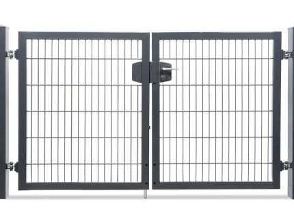 En sort dobbelt svingport med lodrette og vandrette metalstænger fås under produktnavnet "Dobbeltlåge 'TREND' Komplet med Locinox låsekasse." Denne låge, med en Locinox låsekasse i midten, er monteret på to robuste sorte stolper. Dens enkle og moderne design gør den perfekt til en indkørsel eller sikker indkørsel, hvilket placerer den som en førende mulighed inden for moderne hegnsløsninger.