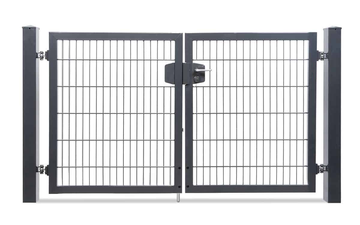 En sort dobbelt svingport med lodrette og vandrette metalstænger fås under produktnavnet "Dobbeltlåge 'TREND' Komplet med Locinox låsekasse." Denne låge, med en Locinox låsekasse i midten, er monteret på to robuste sorte stolper. Dens enkle og moderne design gør den perfekt til en indkørsel eller sikker indkørsel, hvilket placerer den som en førende mulighed inden for moderne hegnsløsninger.