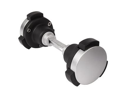 En sølv og sort dobbelt-ende dørprop med et slankt, cylindrisk design. Den centrale metalliske stang forbinder to gummierede propper i hver ende, designet til at absorbere stød. Ideel til moderne rum, den komplementerer KIDLOC - Børnesikret Låsehåndtag til Institutioner med sit minimalistiske udseende.