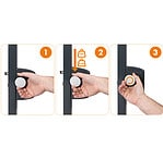 En trin-for-trin guide til at låse en dør op med KIDLOC - Børnesikret Låsehåndtag til Institutioner: Trin 1 viser en hånd, der holder den runde KIDLOC lås med en orange cirkel. Trin 2 viser vægt hængende fra låsen, hvilket symboliserer behovet for nedadgående tryk. Trin 3 angiver at dreje låsen med uret for at åbne.