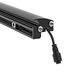 Nærbillede af enden af en sort cylindrisk LED-Lysliste "LightUp" til Panelhegn, med et tilsluttet strømkabel med et cirkulært stik. Lysstangen har to synlige skruer og et monteringsbeslag til at fastgøre den. Designet er slankt og minimalistisk med en blank finish.