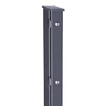 Et nærbillede af en mørkegrå metal VAP sikkerhedsstolpe med fastgørelse til panel hegn, med en firkantet top. Stolpen er udstyret med skruer og beslag langs siden, designet til at understøtte monteringen af et panel hegn eller port. Baggrunden er almindelig hvid.