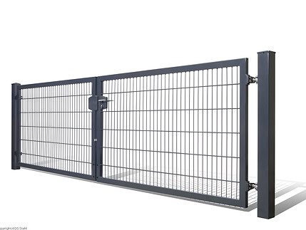 Dobbeltlåge »TREND«, komplet med Locinox-låsekasse, varmgalvaniseret med lodrette og vandrette stænger, monteret på en solid stolpe, set på en hvid baggrund.
