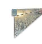 Et nærbillede af Bundplade Galvaniseret Stål - 1815x175x35/2mm trimstykke afslører dens Z-formede profil. Den teksturerede overflade, der sandsynligvis har en bundpladebelægning eller prægningsmønster, skiller sig ud mod den almindelige hvide baggrund og understreger beklædningens metalliske glans og strukturelle detaljer.
