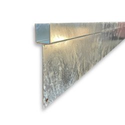 Et nærbillede af Bundplade Galvaniseret Stål - 1815x175x35/2mm trimstykke afslører dens Z-formede profil. Den teksturerede overflade, der sandsynligvis har en bundpladebelægning eller prægningsmønster, skiller sig ud mod den almindelige hvide baggrund og understreger beklædningens metalliske glans og strukturelle detaljer.