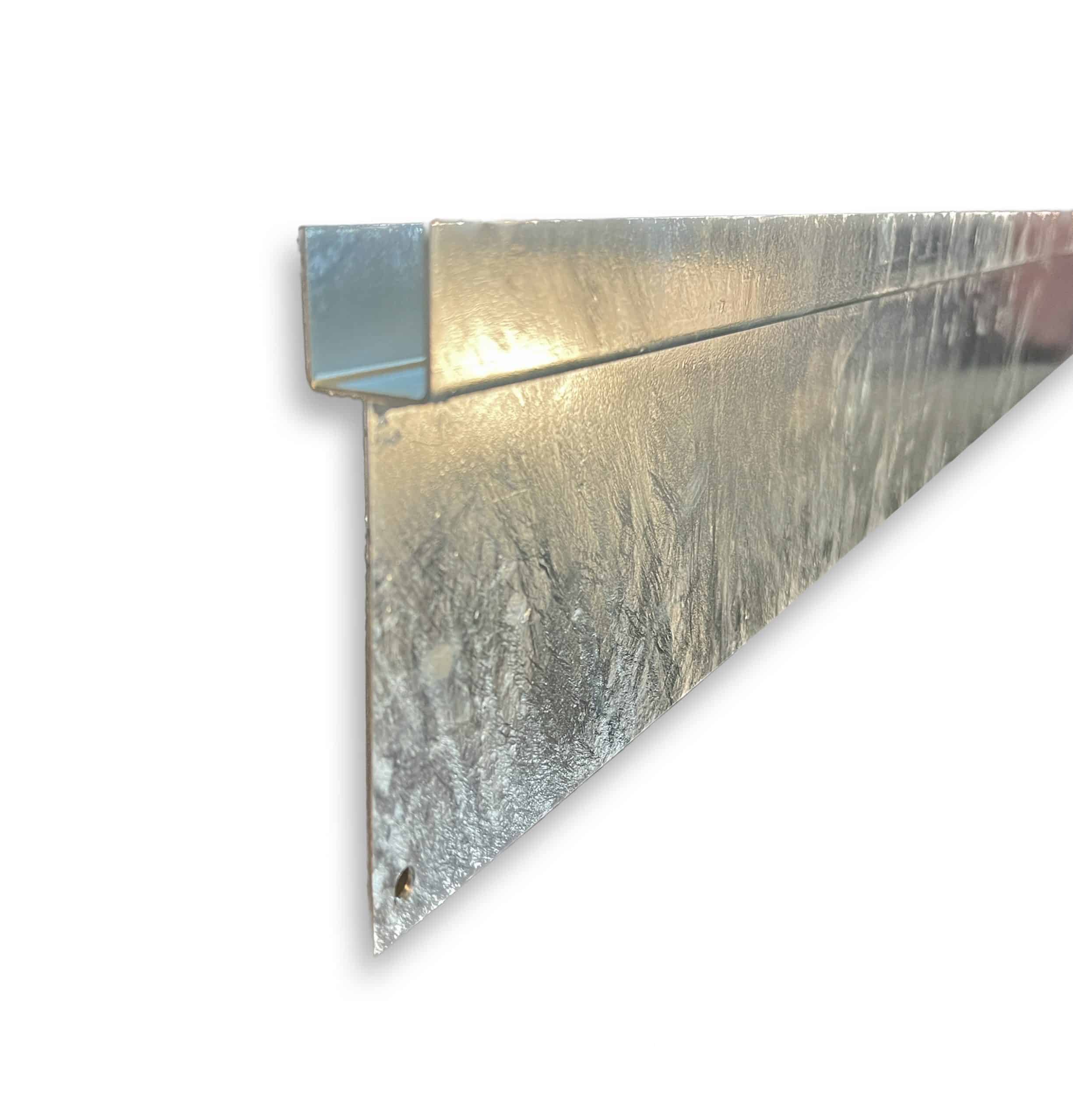 Et nærbillede af Bundplade Galvaniseret Stål - 1815x175x35/2mm trimstykke afslører dens Z-formede profil. Den teksturerede overflade, der sandsynligvis har en bundpladebelægning eller prægningsmønster, skiller sig ud mod den almindelige hvide baggrund og understreger beklædningens metalliske glans og strukturelle detaljer.