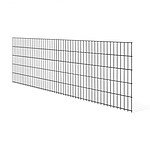 En enkelt sektion af et metaltrådshegn, specifikt en 2D STANDARD Panelhegn, er placeret i en vinkel mod en hvid baggrund. Panelet består af jævnt fordelte lodrette og vandrette ledninger, der danner et gittermønster.