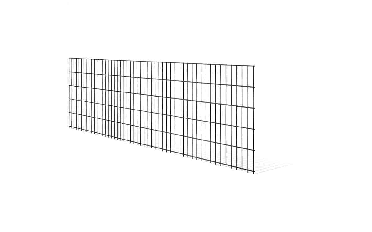 En enkelt sektion af et metaltrådshegn, specifikt en 2D STANDARD Panelhegn, er placeret i en vinkel mod en hvid baggrund. Panelet består af jævnt fordelte lodrette og vandrette ledninger, der danner et gittermønster.