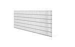 En stor, rektangulær Panelhegn 2D STANDARD 6/5/6 mm mod hvid baggrund. Panelhegn er sammensat af et gitter af vandrette og lodrette ledninger, der danner jævnt fordelte firkantede åbninger overalt.