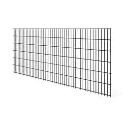 En stor, rektangulær Panelhegn 2D STANDARD 6/5/6 mm mod hvid baggrund. Panelhegn er sammensat af et gitter af vandrette og lodrette ledninger, der danner jævnt fordelte firkantede åbninger overalt.