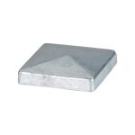En sølv, firkantet metalhætte med let afrundede kanter og en konveks overflade, der ligger fladt på en hvid baggrund. Hætten har en glat finish og ser ud til at være lavet af robust materiale, kaldet Stolpehat Varm galvaniseret stål HDG 80x80mm.