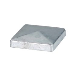 En sølv, firkantet metalhætte med let afrundede kanter og en konveks overflade, der ligger fladt på en hvid baggrund. Hætten har en glat finish og ser ud til at være lavet af robust materiale, kaldet Stolpehat Varm galvaniseret stål HDG 80x80mm.