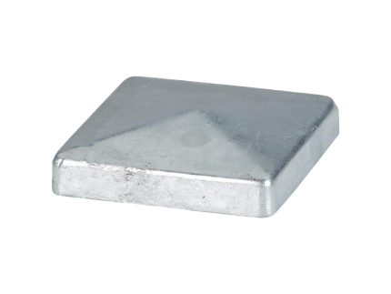 En sølv, firkantet metalhætte med let afrundede kanter og en konveks overflade, der ligger fladt på en hvid baggrund. Hætten har en glat finish og ser ud til at være lavet af robust materiale, kaldet Stolpehat Varm galvaniseret stål HDG 80x80mm.