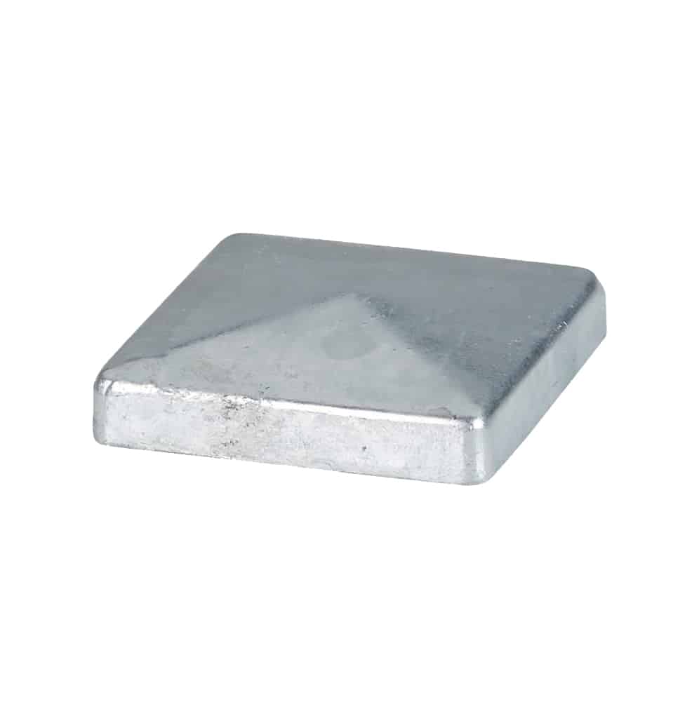 En sølv, firkantet metalhætte med let afrundede kanter og en konveks overflade, der ligger fladt på en hvid baggrund. Hætten har en glat finish og ser ud til at være lavet af robust materiale, kaldet Stolpehat Varm galvaniseret stål HDG 80x80mm.