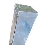 Et nærbillede af en skinnende, metallisk rektangulær Stolpehat Varm lavet af galvaniseret stål, der måler 80x80 mm, med en glat, reflekterende overflade. Stolpehatten ser ud til at være lodret med den øverste del i fokus og viser en ren kant og en let struktureret top. Baggrunden er almindelig hvid.