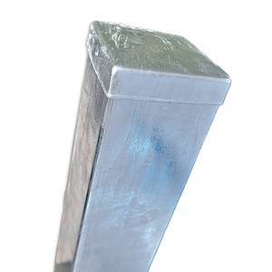 Et nærbillede af en skinnende, metallisk rektangulær Stolpehat Varm lavet af galvaniseret stål, der måler 80x80 mm, med en glat, reflekterende overflade. Stolpehatten ser ud til at være lodret med den øverste del i fokus og viser en ren kant og en let struktureret top. Baggrunden er almindelig hvid.