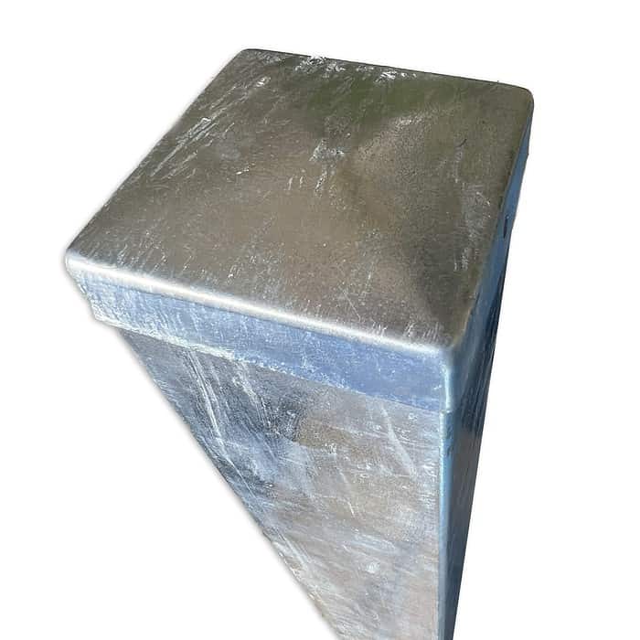 En høj, rektangulær metallisk genstand lavet af Stolpehat Varm galvaniseret stål HDG 80x80mm, med en glat overflade og et struktureret udseende. Objektets overflade reflekterer lys og viser en let slidt, distressed finish. Denne imponerende Stolpehat skiller sig ud mod den almindelige hvide baggrund.