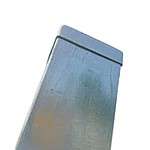 Nærbillede af en rektangulær stålgenstand med en glat, skinnende overflade. Den øverste del har en synlig søm nær overkanten. Fremstillet af Stolpehat Varm galvaniseret stål HDG 80x80 mm, er genstanden afbildet på en hvid baggrund, hvilket viser dens metalliske tekstur og enkelhed.