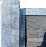 Et nærbillede af en metallisk hjørnestruktur, med en lodret metalstolpe til venstre og en vandret bjælke på toppen, begge i galvaniseret stål med en forvitret sølvskinnende finish. Stolpehat Varm galvaniseret stål HDG 80x80 mm passer pænt oven på 80x80 mm stolpen og indrammer et mørkt tekstureret panel på højre side af billedet.