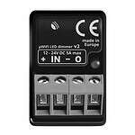 Nærbillede af en sort rektangulær enhed mærket "WLAN-modul til LED-hegnsbelysning" med certificeringer inklusive CE-mærke og "made in Europe". Perfekt til din LED-hegnsbelysning, den har fire skrueterminaler mærket "+ IN - 0" og specifikationer "12-24V DC 5A max".