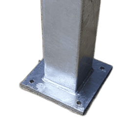 Nærbillede af en galvaniseret, metallisk stålstolpe med en flange med fire jævnt fordelte huller til montering. Overfladen har en skinnende finish, og baggrunden er fjernet, hvilket efterlader en gennemsigtig baggrund.