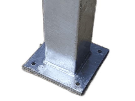 Nærbillede af en galvaniseret, metallisk stålstolpe med en flange med fire jævnt fordelte huller til montering. Overfladen har en skinnende finish, og baggrunden er fjernet, hvilket efterlader en gennemsigtig baggrund.