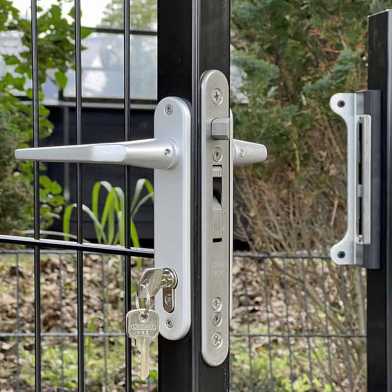 Locinox indstikslås monteret i sort 2D panelhegnslåge