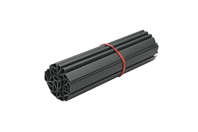 Renovationsskjuler EcoHide Komplet består af et bundt af sorte, cylindriske stænger arrangeret i et cirkulært mønster og fastgjort med et rødt gummibånd. Med otte individuelle stænger, hver med et stjerneformet tværsnitsdesign, er dette sæt ideelt til at lave dit eget skraldespandsskjuler DIY-projekt.