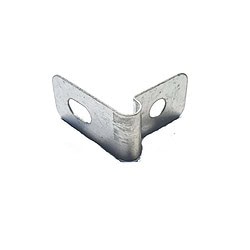 Et lille, L-formet galvaniseret metalbeslag med to cirkulære huller på hver side, der bruges til montering eller sammenføjning. Overfladen ser ud til at være let struktureret med en metallisk finish. Beslaget er isoleret på en hvid baggrund.