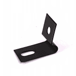 Et sort metal L-beslag, ofte brugt som Panel Fastgørelsesclips, har et cirkulært hul på den lodrette del og et aflangt ovalt hul på den vandrette del. Beslaget er sat mod en almindelig hvid baggrund.