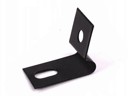 Et sort metal L-beslag, ofte brugt som Panel Fastgørelsesclips, har et cirkulært hul på den lodrette del og et aflangt ovalt hul på den vandrette del. Beslaget er sat mod en almindelig hvid baggrund.